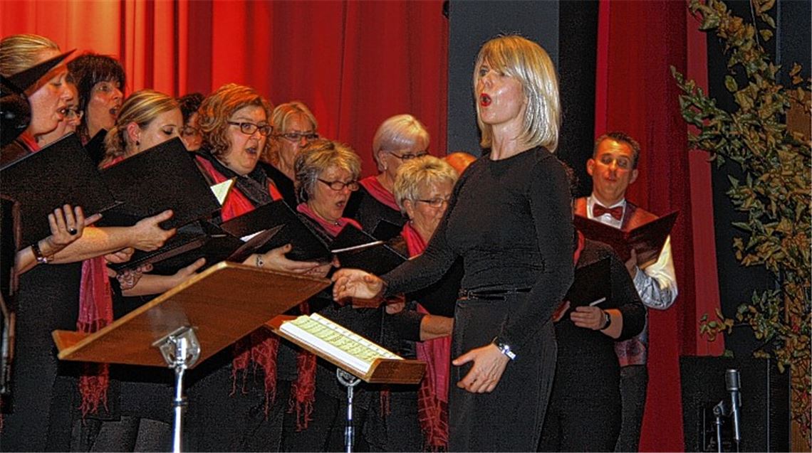 Starker Auftritt mit ihren Sängern: Dirigentin Gwendolyn Phear in Aktion.