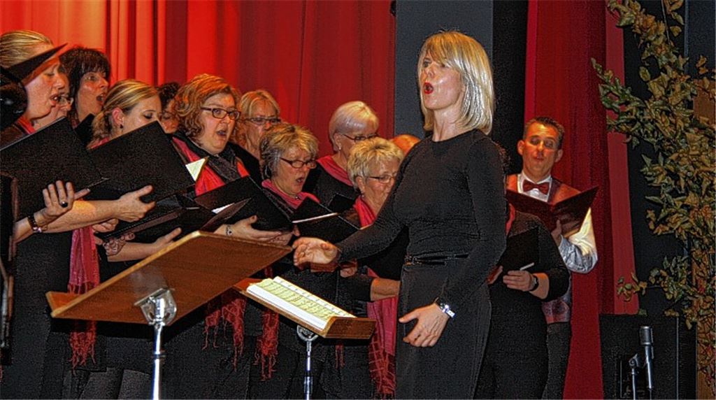 Starker Auftritt mit ihren Sängern: Dirigentin Gwendolyn Phear in Aktion.