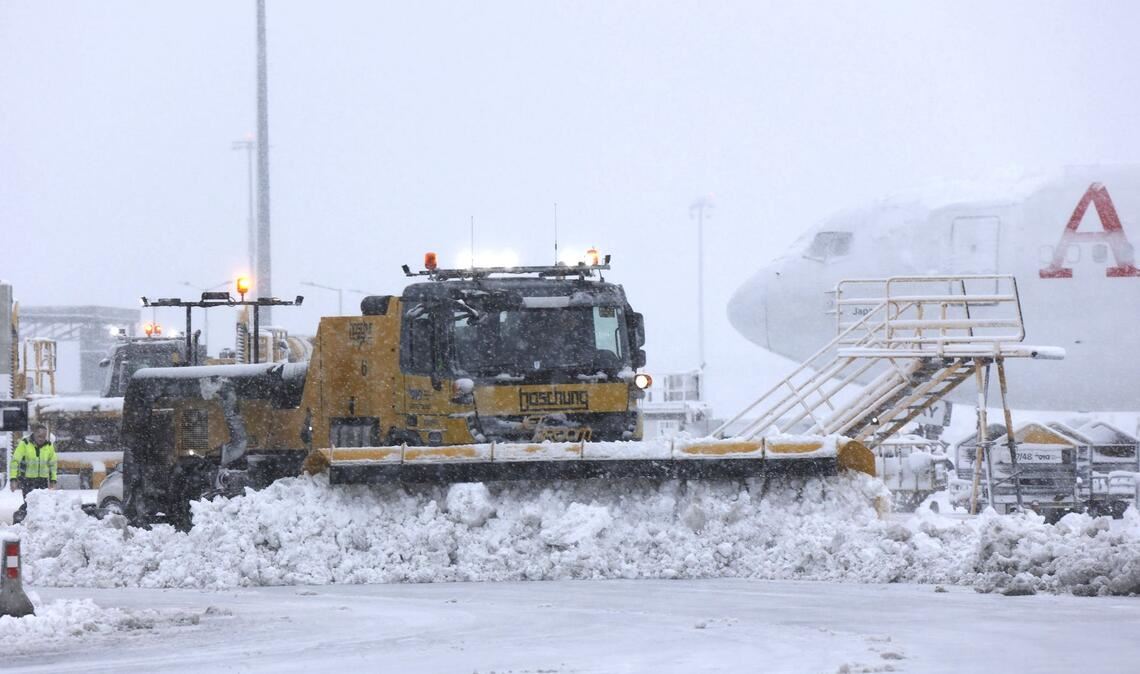 Starker Schneefall bremst den Verkehr am Flughafen Wien aus.