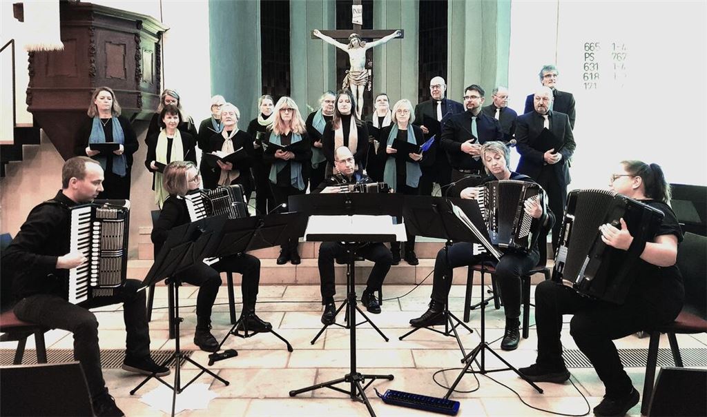 Starker gemeinsamer Auftritt: der Chor „Unlike“ und das Akkordeon-Quintett „InQuin“. Foto: Filitz