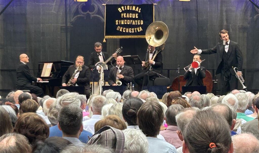 Starkes Ensemble: Jiří Gilík (Klavier), Jan Pospíšil (Saxofon, Klarinette), Vojtěch Pospíšil (Saxophon, Klarinette), Tomáš Mika (Banjo), Pavel Jurečka (Sousaphon und Kontrabass), Matěj Šmíd (Posaune, Gesang, Tanz), Michael Chomiszak (Trompete, Moderation). Foto: Weber