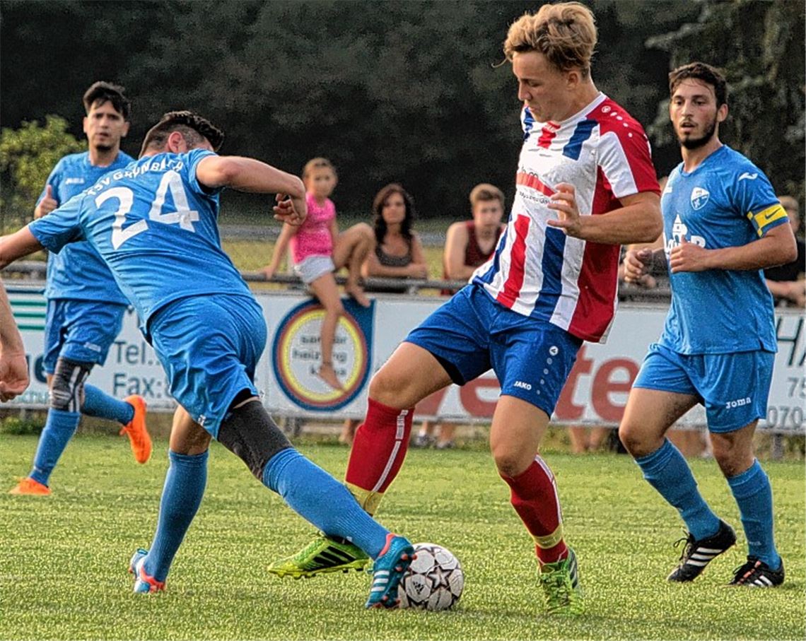 Ötisheim trifft viermal Aluminium Starkes Spiel von Marc Fischäß im gestreiften Ötisheimer Trikot. Sein Anschlusstreffer aus etwa 20 Metern genügt aber letztlich nicht.