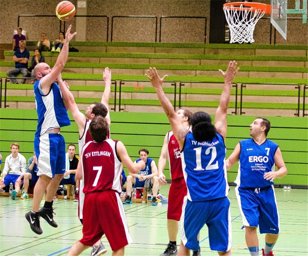 Starkes Spiel vor schwacher Kulisse: Der TV Mühlacker (in Blau) verlangt dem TSV Ettlingen II alles ab.