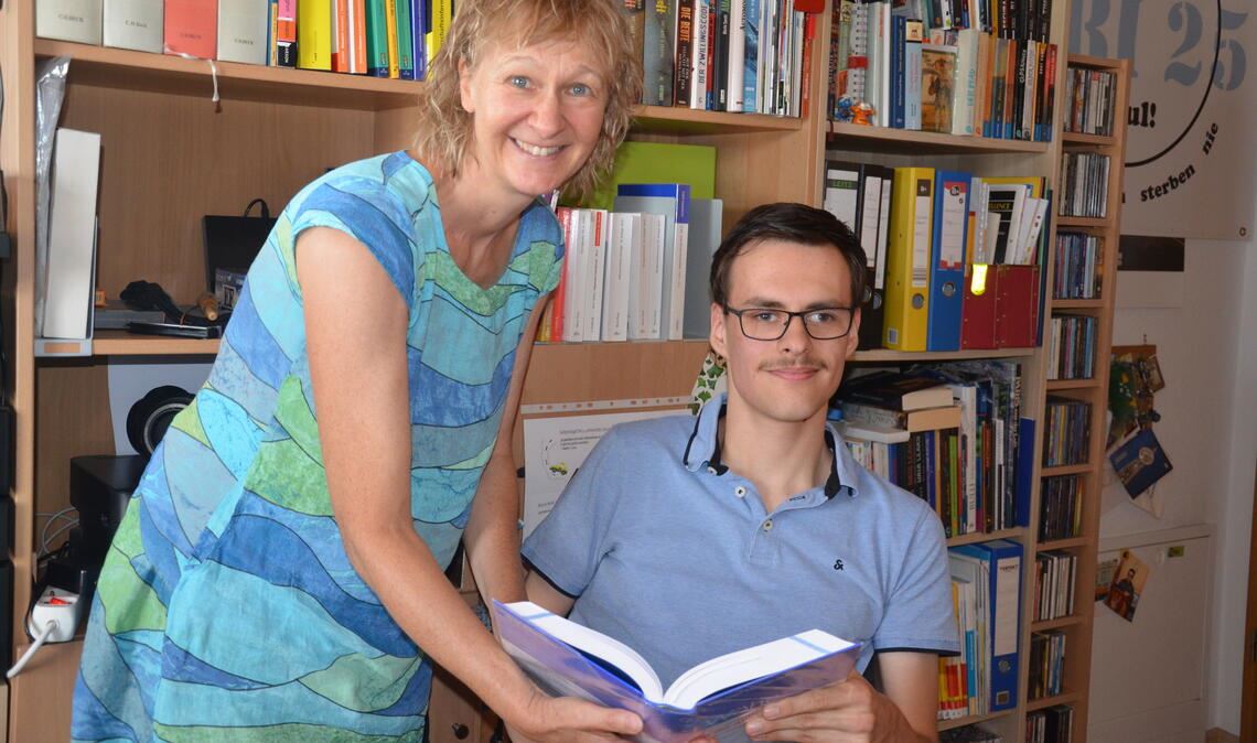 Starkes Team: Der Ötisheimer Paul Sämann und Studienbegleiterin Silvia Afschar meistern gemeinsam die Herausforderungen im Alltag an der Hochschule. Fotos: Bischoff-Krappel