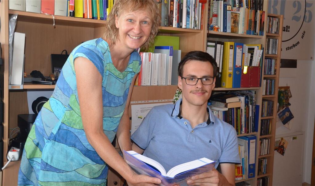 Starkes Team: Der Ötisheimer Paul Sämann und Studienbegleiterin Silvia Afschar meistern gemeinsam die Herausforderungen im Alltag an der Hochschule. Fotos: Bischoff-Krappel