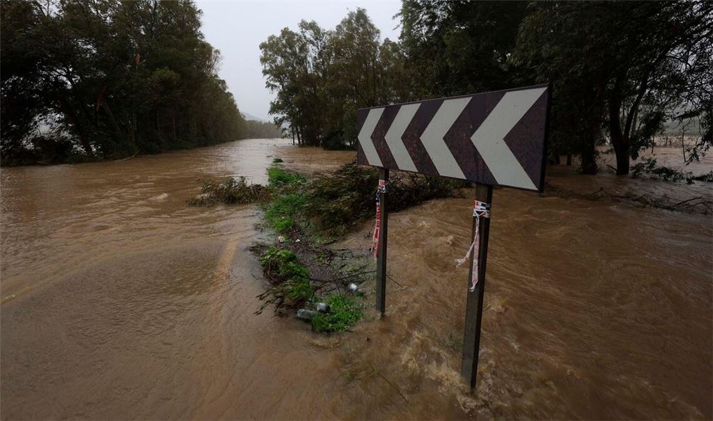 Starkregen ließ in Portugal und wie hier im Süden Spaniens Flüsse über die Ufer treten.