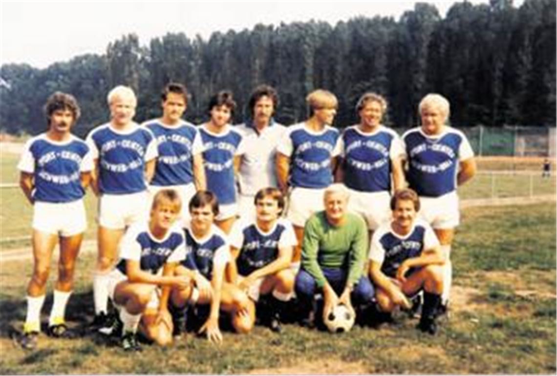 Starmoderator Oliver Forster und Stefan Mappus (vorne v.li.) Seite an Seite auf einem Bild aus alten Enzberger Tagen. Schon damals trugen die beiden Tennisspieler und Freizeitfußballer, die am Sonntag beim KSC-Spiel in Enzberg dabei sind, die Siegergene irgendwie in sich, wie der einstige Vereinskamerad Bernhard Schrammel (vorne re.) zu berichten weiß. Foto: p