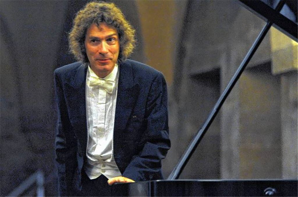 Starpianist Bernd Glemser nimmt den Beifall des Publikums entgegen.