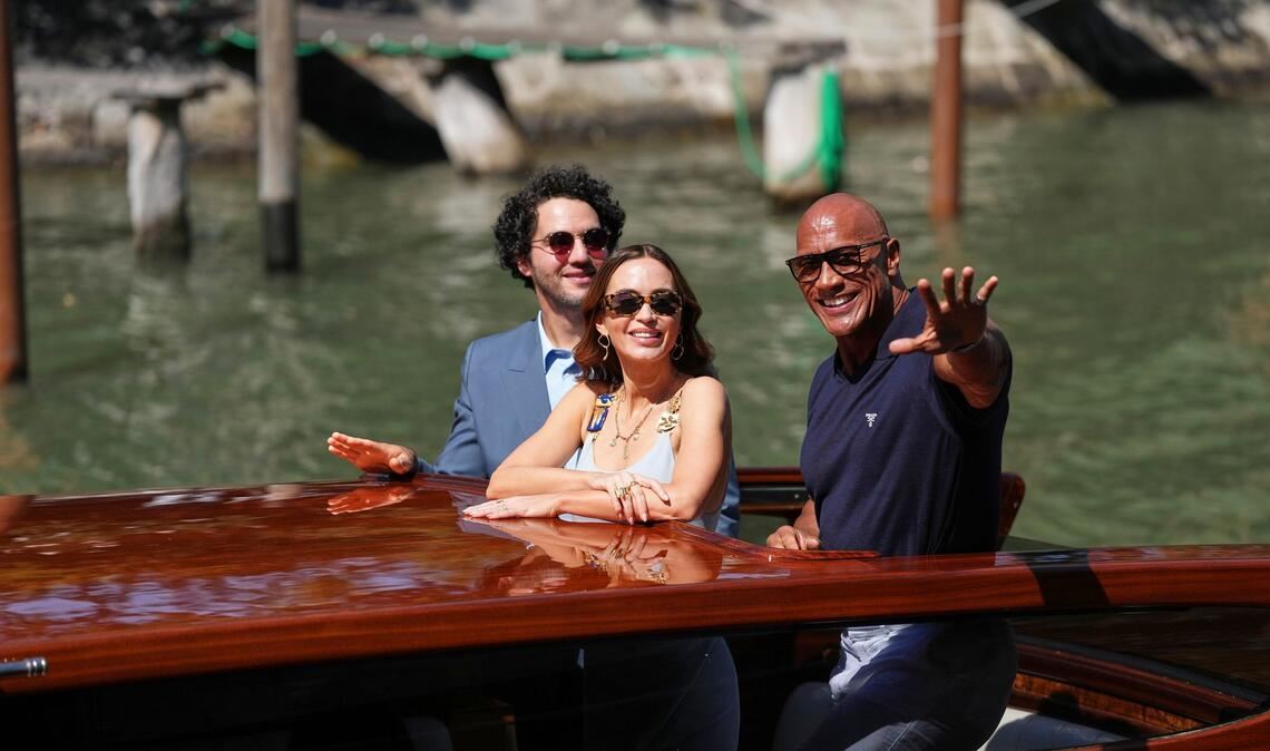 Stars in Venedig: Regisseur Benny Safdie (l-r), Emily Blunt und Dwayne Johnson kommen mit dem Boot zu den Internationalen Filmfestspielen.