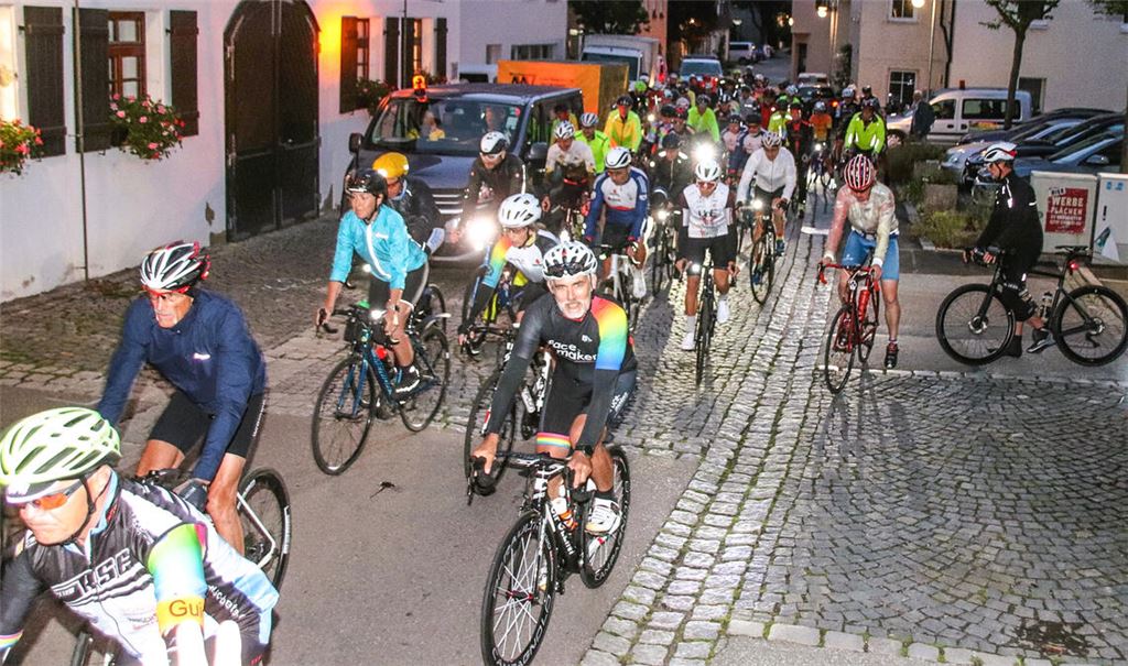 Start am frühen Morgen, noch bei Dunkelheit, zum „Nuclearban-Marathon“ in der Klosterbergstraße in Horrheim. Es geht bis nach Ramstein und wieder zurück. Foto: Arning
