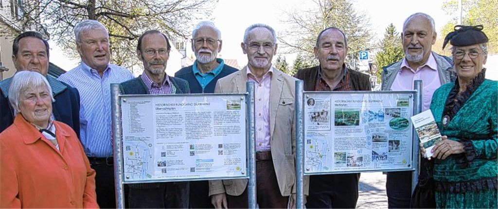 Start an Infotafeln auf dem Marktplatz zu einem historischen Rundgang durch Dürrmenz: Aktive des Bürgerprojekts mit Projektsprecher Ewald Scheytt (4. v. re.) und Stadtführerin Sonngard Bodner als „Wirtin Pauline“ in einem Kostüm aus der Zeit um 1890 (re.). Foto: Sadler