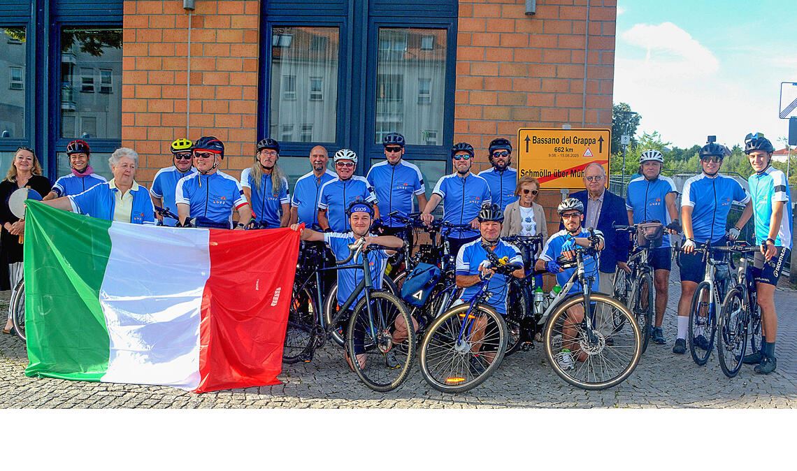 Start frei auf dem Kelterplatz für die Tour de Bassano: Eine Gruppe aus Schmölln macht sich auf den Weg über die Alpen. Fotos: Stahlfeld