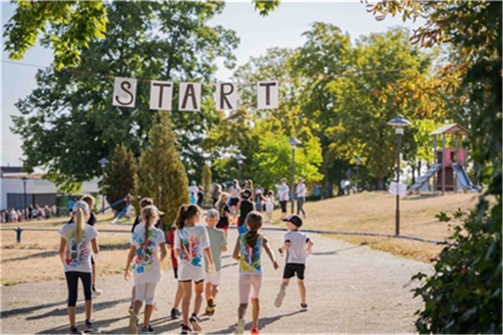 Start frei für den Spendenlauf der Gemeinschaftsschule Heckengäu – und alle sind hochmotiviert bei der Sache. Foto: privat