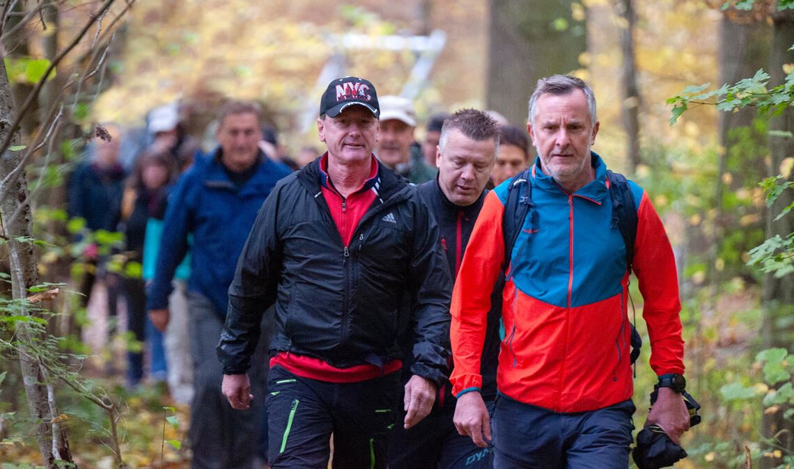 Start frei für die Frühaufsteher: In zügigem Schritt machen sich die Teilnehmerinnen und Teilnehmer auf die 21 Kilometer. Foto: Fotomoment