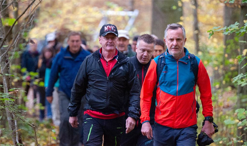 Start frei für die Frühaufsteher: In zügigem Schritt machen sich die Teilnehmerinnen und Teilnehmer auf die 21 Kilometer. Foto: Fotomoment