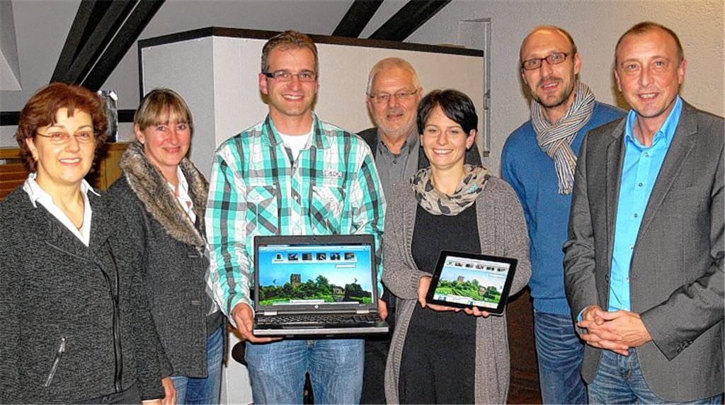 Start frei für die neue Homepage der Gemeinde Sternenfels: die Mitglieder des Arbeitskreises, Marianne Müller, Sigrid Hornauer, Michael Hildwein, Hans-Dieter Schäfer, Yvonne Wolß und Norman Tank, mit Thomas Funk von der Firma CM City Media (v. li.).