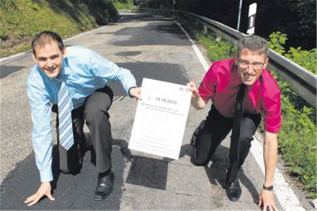 Start frei für eine Straßensanierung: Der Engelsbrander Bürgermeister Rosenau (li.) und sein Unterreichenbacher Amtskollege Lachenauer hatten die Idee zu einem Spendenlauf.
Foto: Ochs
