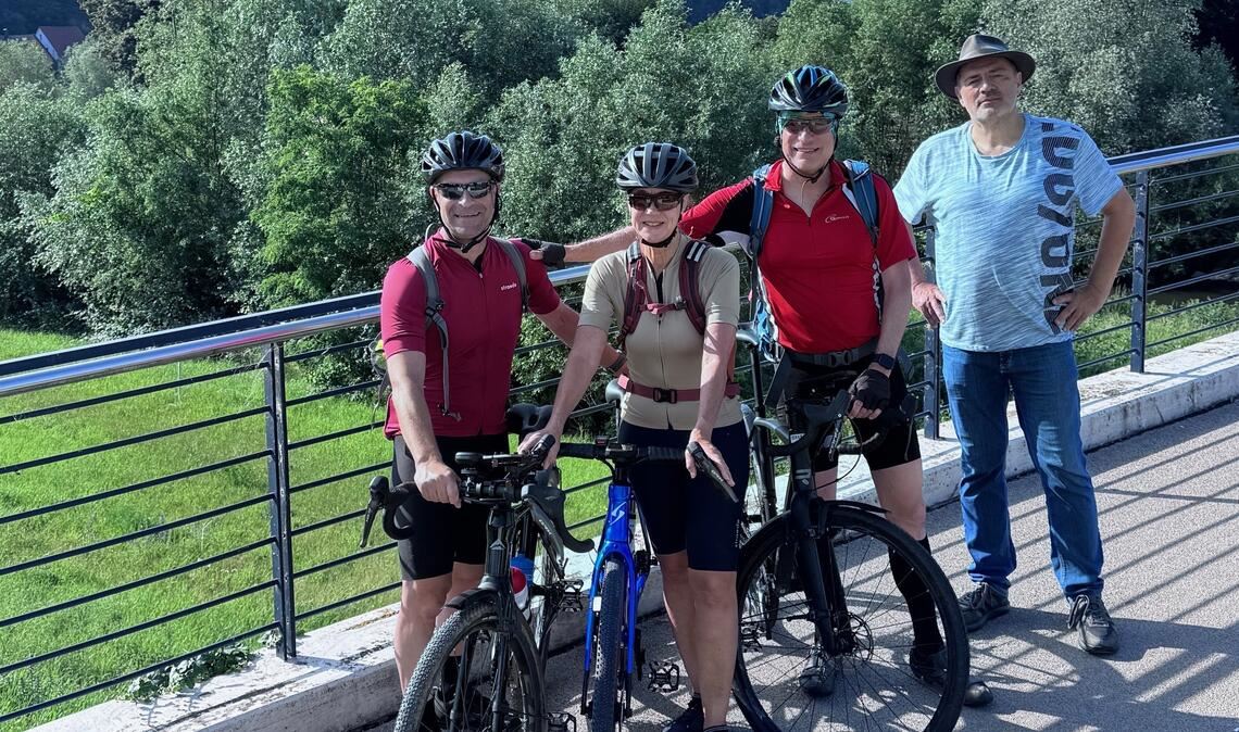 Start in den Enzgärten zur Tour in Richtung Italien (v. li.): Ralf Geiger, Maren Recken, Bernhard Olt und Bernd Hagenbuch, der das Begleitfahrzeug steuert. Foto: privat