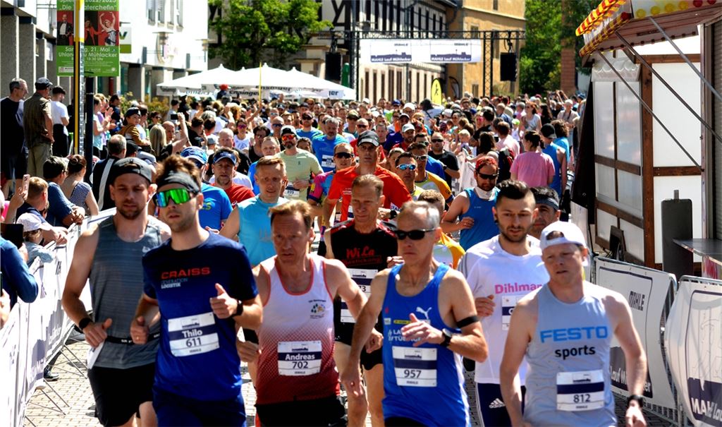 Start- und Zielbereich beim 19. Mahle-Lauf ist der Kelterplatz im Herzen der Stadt Mühlacker. Insgesamt sind bei dem Massenspektakel rund 1000 Hobbysportler mit dabei.  Fotos: Stahlfeld, Fotomoment