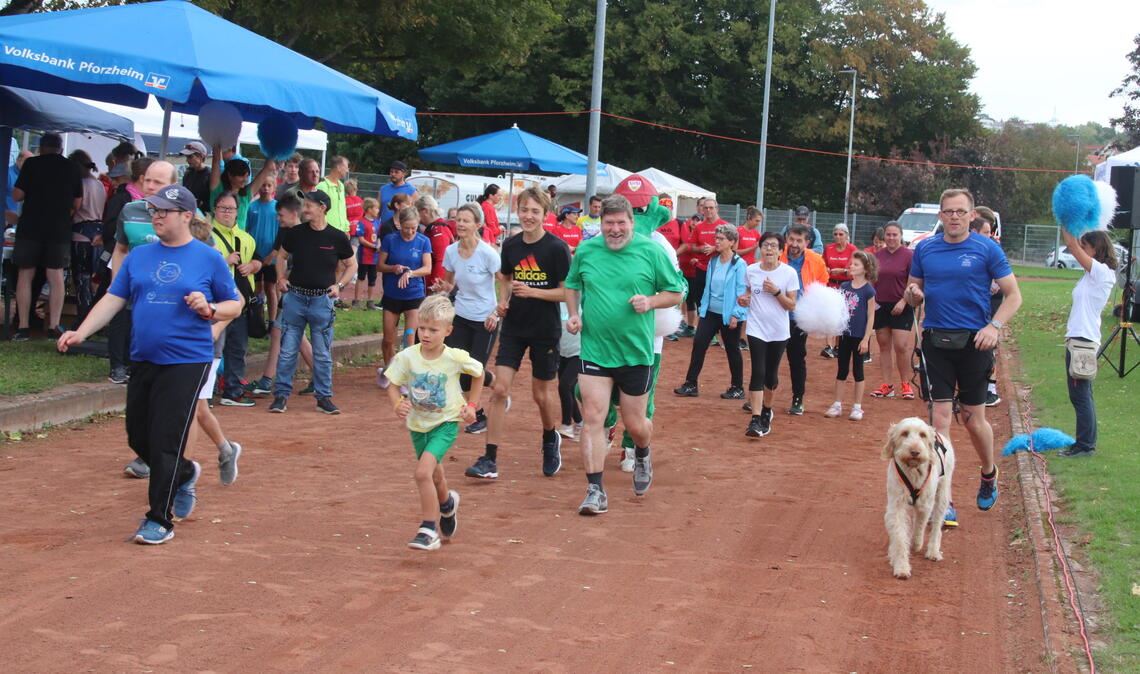 Start zum Inklusionslauf der Lebenshilfe Vaihingen-Mühlacker: 6267 Runden werden gelaufen oder gewalkt. Fotos: Arning, privat