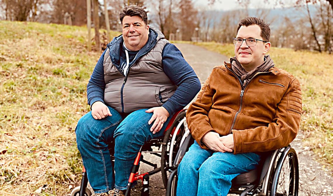 Starten eine Hilfsaktion für gehbehinderte Menschen in der Ukraine: Alexander Lang (li.) und Philipp Schrenk, die Gründer der Internet-Plattform „Youlife.Rocks“. Fotos: privat