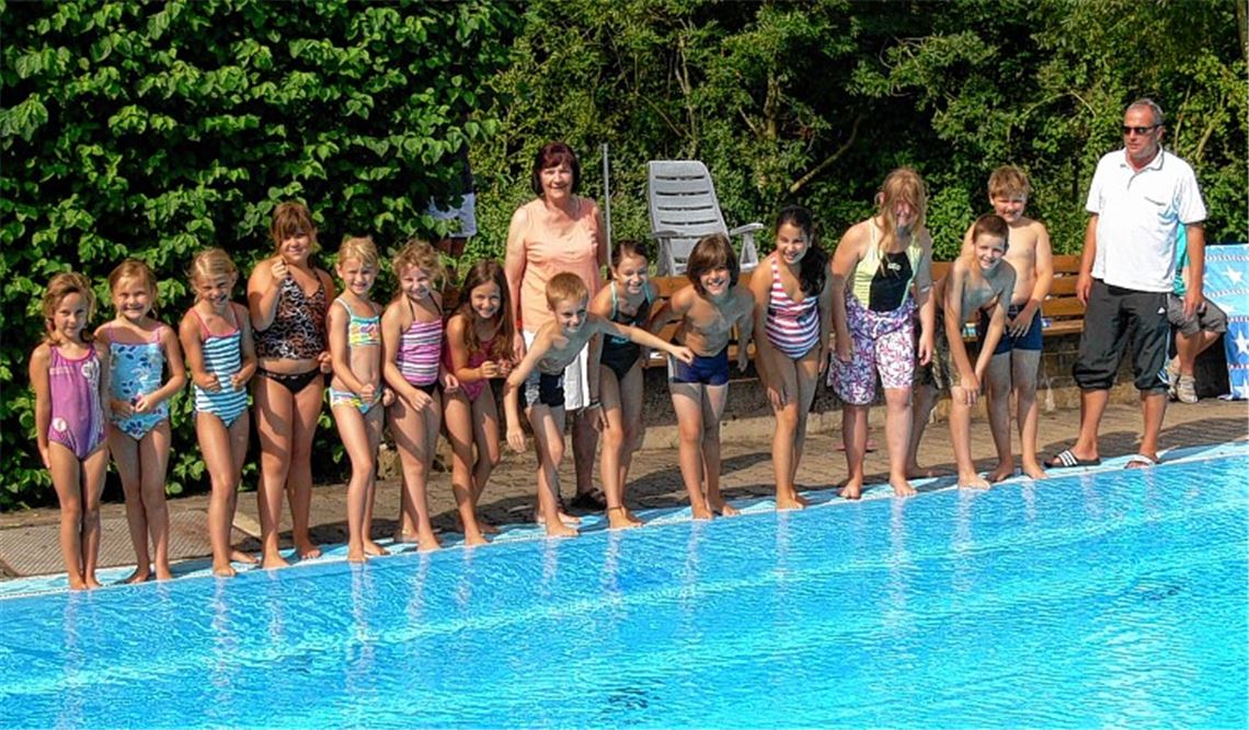 Startklar für das Schwimmabzeichen: Zum 25. Mal bieten Ingrid Daferner und Andreas Burger mit ihrem Team die Prüfungen im Rahmen des Sternenfelser Kinderferienprogramms an.