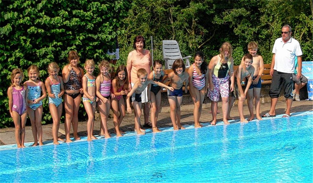 Startklar für das Schwimmabzeichen: Zum 25. Mal bieten Ingrid Daferner und Andreas Burger mit ihrem Team die Prüfungen im Rahmen des Sternenfelser Kinderferienprogramms an.
