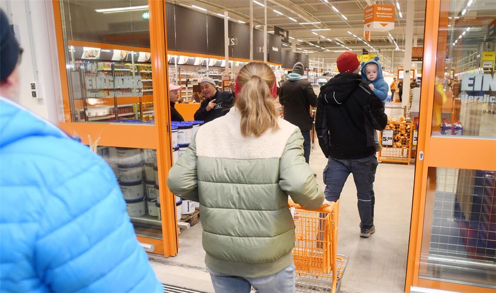 Startschuss: Schon kurz nach der Öffnung strömen die ersten neugierigen Kundinnen und Kunden in den neuen Baumarkt an der Vetterstraße. Fotos: Fotomoment