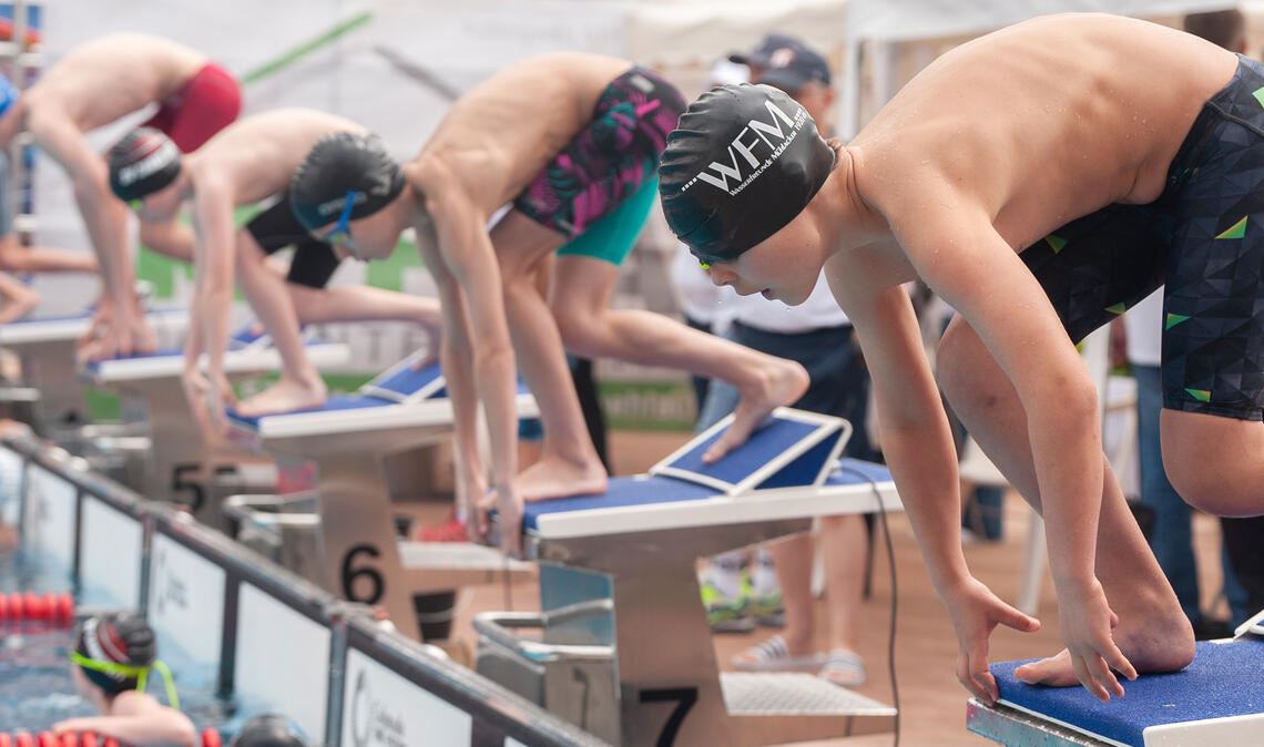 Startschuss: Vor den Augen der Zuschauer und der Zeitmesser werfen sich die jungen Schwimmerinnen am Samstagnachmittag ins Wasser. Fotos: Fotomoment