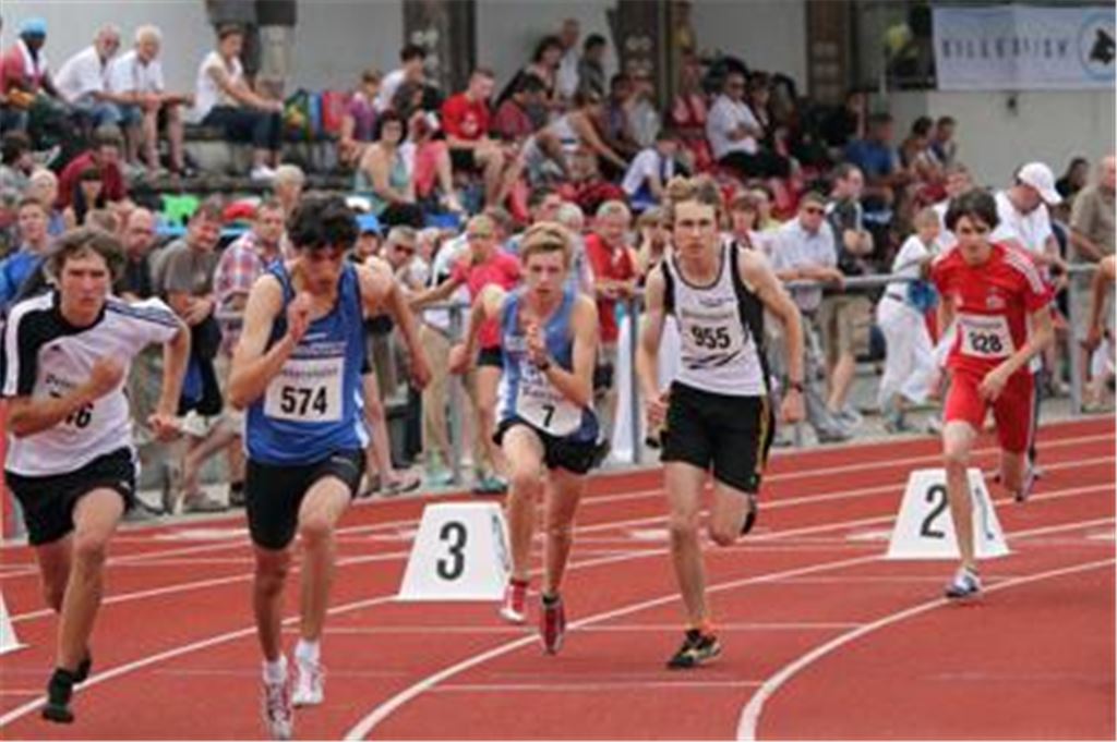 Startschuss für den 800-Meter-Lauf: Simon Brodbeck spurtet in der Mitte los, der spätere Sieger Patrick Zwicker mit Startnummer 574 auf der Bahn daneben. Foto: privat