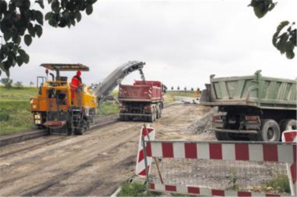 Startschuss für den Bau des neuen Kreisverkehrs: Am Ortseingang von Wiernsheim aus Richtung Serres wird der alte Fahrbahnbelag der Iptinger Straße abgefräst. Foto: Franz