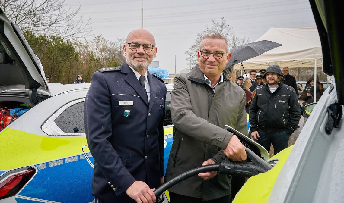 Startschuss für den Testlauf auf der A8 mit Innenminister Thomas Strobl (re.). Foto: Innenministerium/Steffen Schmid