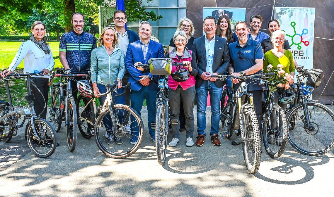 Startschuss für die „Kultur-Radtour“: Sie führt dieses Jahr vom Reuchlinhaus in Pforzheim, wo der offizielle Auftakt stattgefunden hat, in die Hesse-Stadt Calw. Foto: Bott