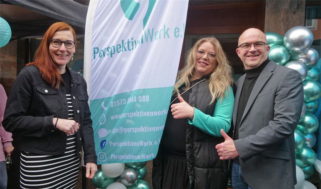 Startschuss für die neuen Räumlichkeiten: Anne Heß, Nathalie Pavan und Uwe Engelsberger (v.li.) freuen sich über die neue Heimat des Vereins „PerspektivenWerk“ in Niefern. Foto: Friedrich