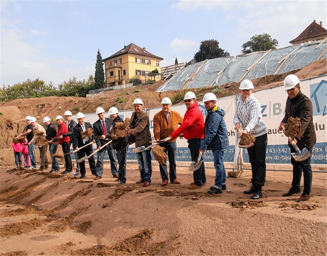 Startschuss nach jahrelanger Vorarbeit: OB Frank Schneider (7.v.li.), Vertreter des Bauträgers D&Z Bau, Münch-Geschäftsführer Jörg Schüle (4.v.re.), der ehemalige Grundstücksbesitzer Kurt Hans (5.v.re.), Architekt Hans-Jörg Ludmann (4.v.li.) und die künftigen Hausbesitzer beim Spatenstich.