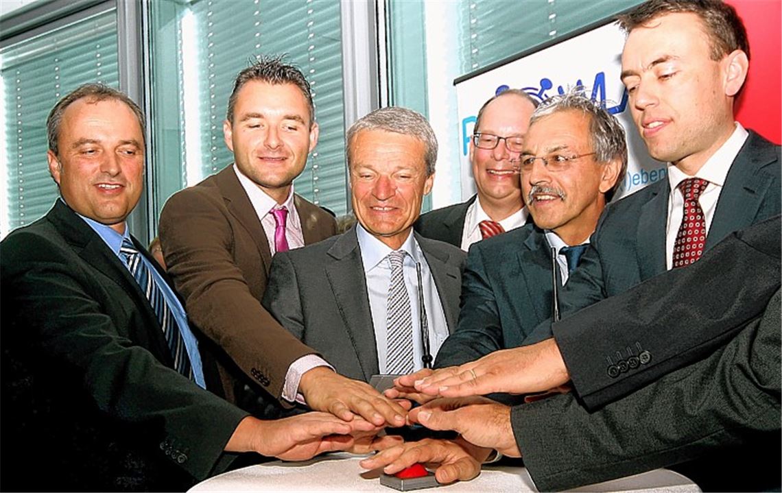 Startschuss per Knopfdruck fürs freie WLAN in Pforzheim durch (v.re.) Wirtschaftsminister Dr. Nils Schmid, Vorsitzender Erwin Geisler, Sparkassen-Direktor Stephan Scholl, Eugen Müller (GF Meyle+Müller), Stefan Schneider und Andreas Kramski (beide Skytron).