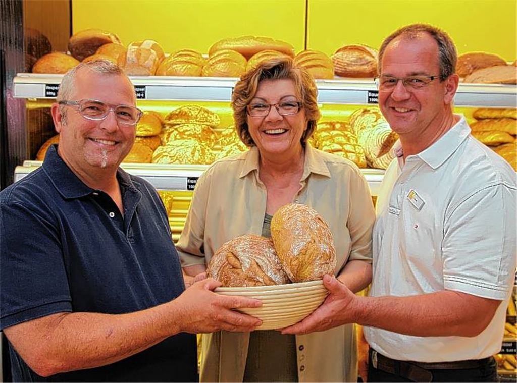 Startschuss zur Spendenaktion (v. li.): Bäckermeister Hans-Dieter Slobodkin, Bürgerstiftungs-Vorstandsmitglied Ursula Schaier und Bereichsleiter Steffen Vögele vom Kaufhaus Sämann.