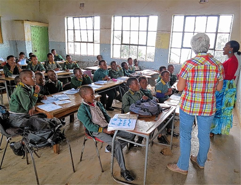 Station Swasiland: Die Schüler der Schule in Hlatikulu studieren einen mehrsprachigen Kanon ein und betrachten staunend ein Bild von der verschneiten Grundschule in Feldrennach.