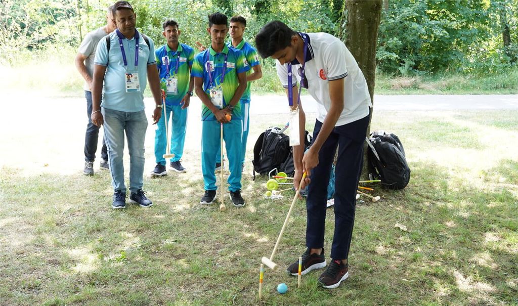 Stationen eines Wettbewerbs, bei dem es zählt, einfach dabei zu sein: Die Special-Olympics-Delegation tritt an der Enz in Mühlacker in unterschiedlichen Disziplinen an. Fotos: Bastian