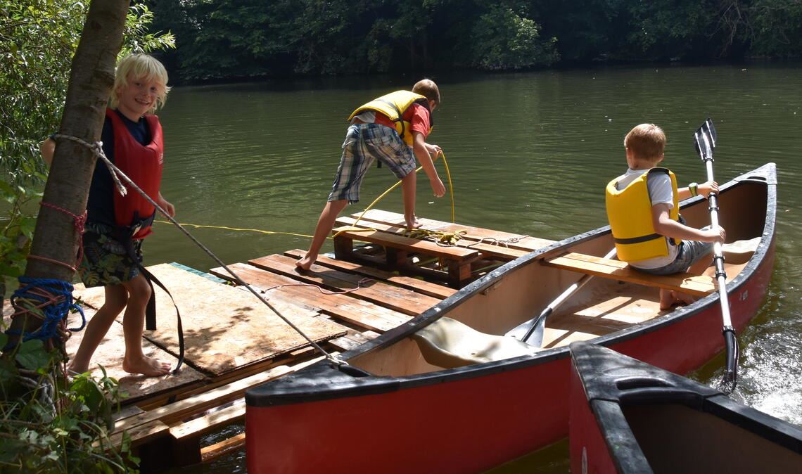 Aktiv sein statt Medienkonsum ohne Ende Statt Kanufahren auf der Enz wird es dieses Jahr Stand-Up-Paddling geben, organisiert durch das Team des Aktivspielplatzes Räuberbande. Alle Plätze sind ausgebucht. Foto: Klassen