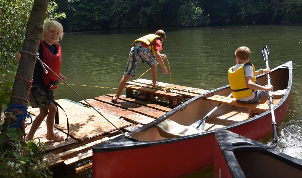 Statt Kanufahren auf der Enz wird es dieses Jahr Stand-Up-Paddling geben, organisiert durch das Team des Aktivspielplatzes Räuberbande. Alle Plätze sind ausgebucht. Foto: Klassen
