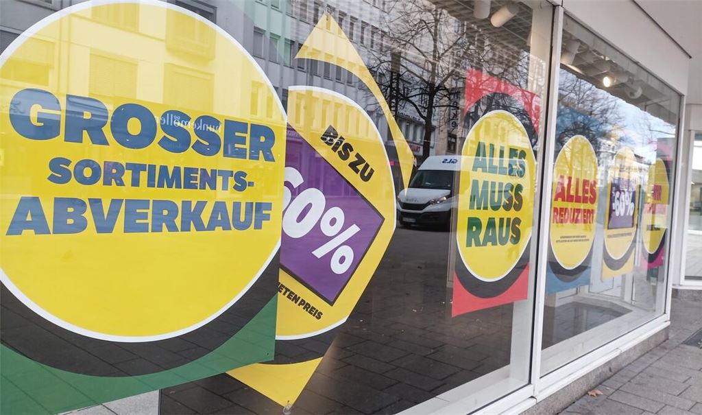 Statt Schaufensterpuppen sollen Rabattplakate in die Galeria Kaufhof locken. Foto: Deeg