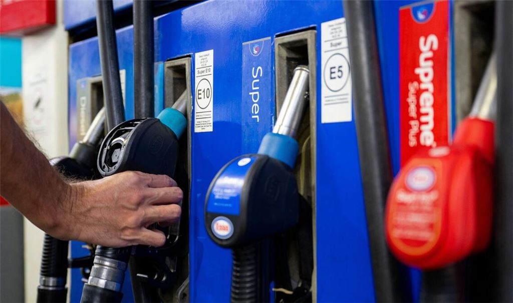 Statt einem Tankrabatt brauche es Direktzahlungen, sagt die Verbraucherzentrale.