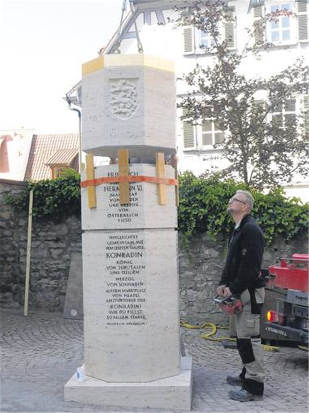 Stattliche Säule aus Jura-Travertin erinnert an edles Herrschergeschlecht: Diese Stauferstele ist seit Anfang Mai in Besigheim beheimatet. Maulbronn soll ebenfalls eine bekommen.
Foto: privat
