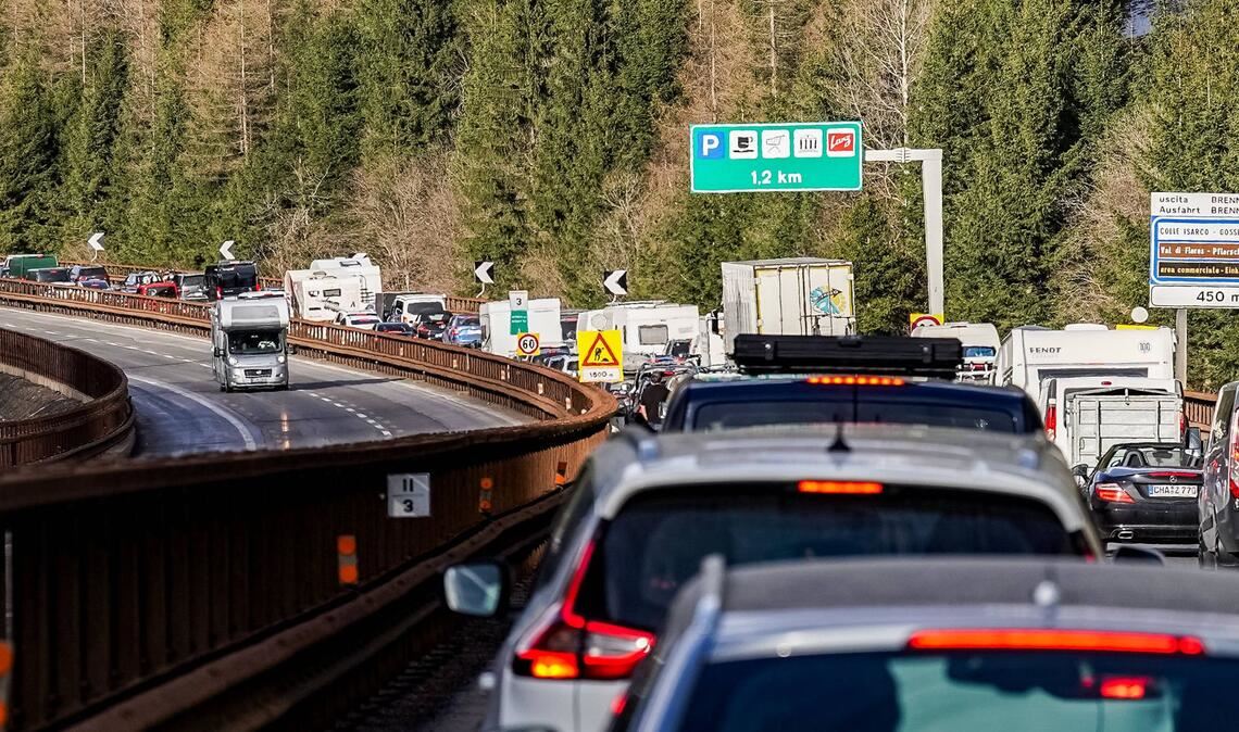 Stau am Brenner: die Region ist geplagt vom vielen Verkehr. Deshalb wird demonstriert.