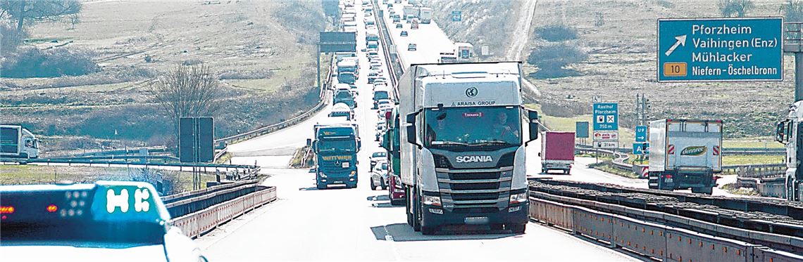Stau bei Pforzheim-Ost nach einem Auffahrunfall von zwei Lkws. Das 4,8 Kilometer lange Teilstück mit zwei Spuren ist bei Auto- und Brummifahrern als Nadelöhr bekannt und berüchtigt.Archivfoto: sdmg