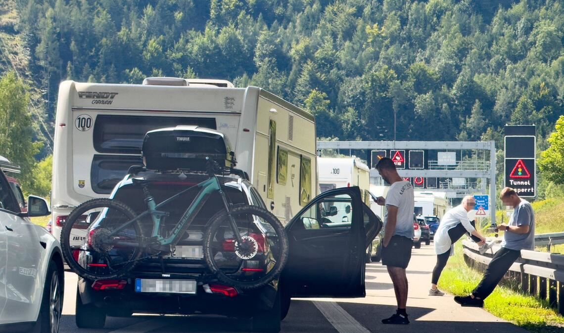 Stau schon am Grenztunnel Füssen (Archiv) – an zwei Tagen soll es hier kein Durchkommen geben.