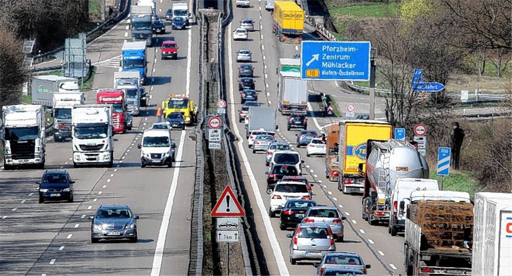 A8: Panzerfahrzeug prallt auf Sattelzug