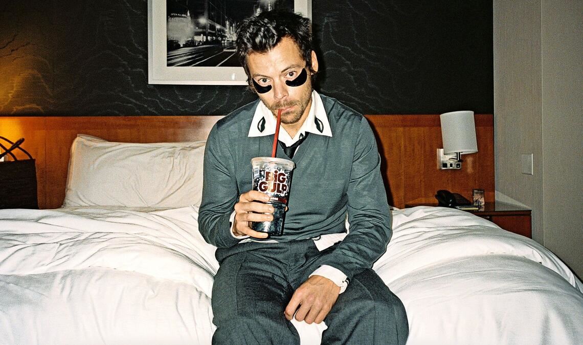 Stay hydrated! Harry Styles posiert für sein neues Album „Kiss All The Time. Disco, Occasionally.“