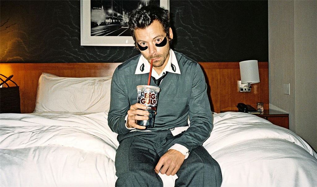 Stay hydrated! Harry Styles posiert für sein neues Album „Kiss All The Time. Disco, Occasionally.“